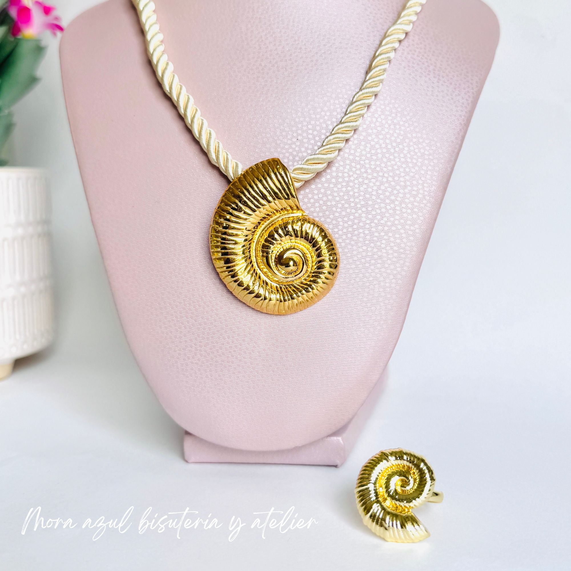 Juego de collar y anillo caracol de verano